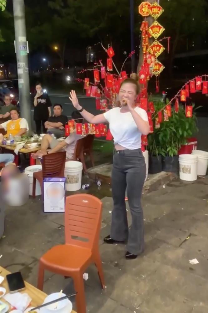 Nữ ca sĩ hát bằng loa kẹo kéo mà cả phố xôn xao, netizen nổi da gà-2