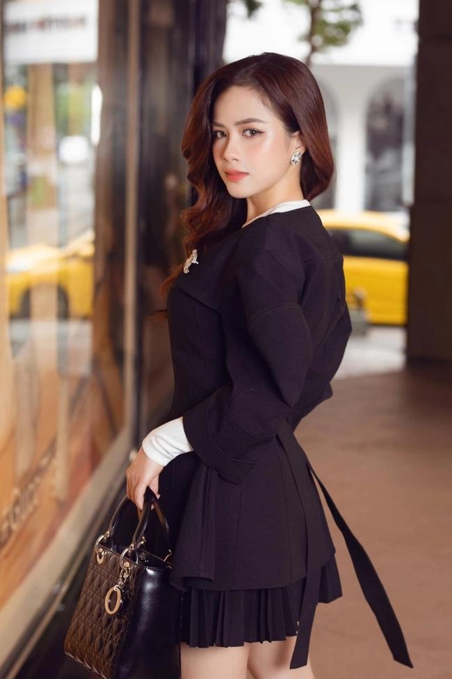 Nữ ca sĩ hát bằng loa kẹo kéo mà cả phố xôn xao, netizen nổi da gà-3