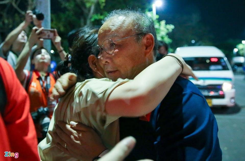 Ảnh ĐỘC về vợ HLV Park lặng lẽ chờ chồng sau AFF Cup-2