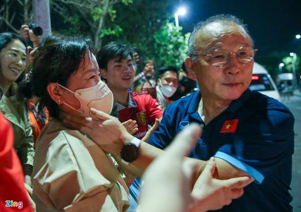 Ảnh ĐỘC về vợ HLV Park lặng lẽ chờ chồng sau AFF Cup-3