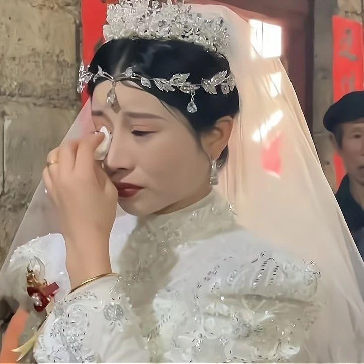 Lấy chồng để vừa lòng cha mẹ, cô dâu òa khóc trong đám cưới-1