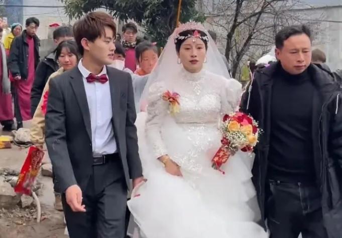 Lấy chồng để vừa lòng cha mẹ, cô dâu òa khóc trong đám cưới-2