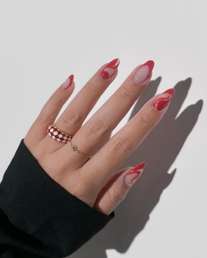 Gợi ý 12 mẫu nail đỏ đẹp mê ly cho tay xinh hái lộc Xuân Quý Mão 2023-5