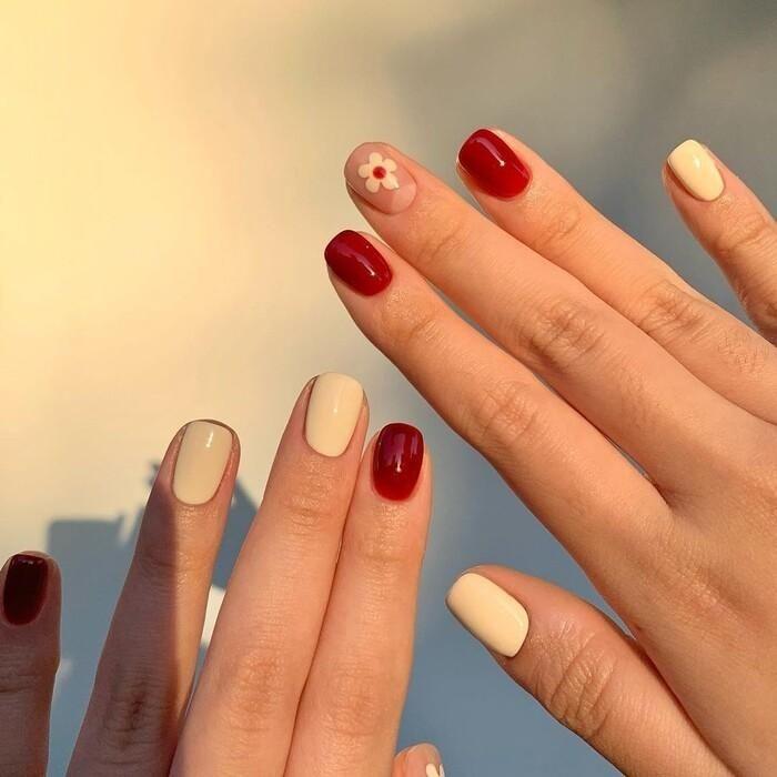 Gợi ý 12 mẫu nail đỏ đẹp mê ly cho tay xinh hái lộc Xuân Quý Mão 2023-8