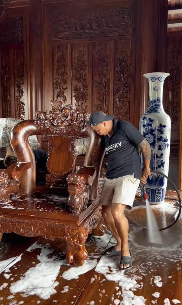 Nhà toàn đồ gỗ, nghĩ đến lau chùi mà gia chủ toát mồ hôi hột-2