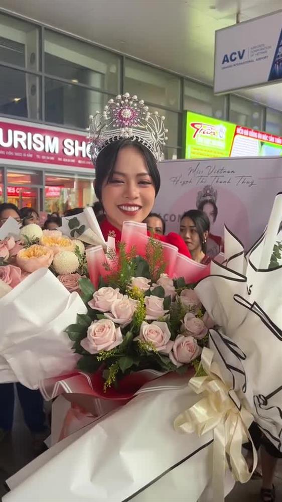 Hoa hậu Việt Nam 2022 Thanh Thủy mặc áo dài đỏ rực homecoming-1
