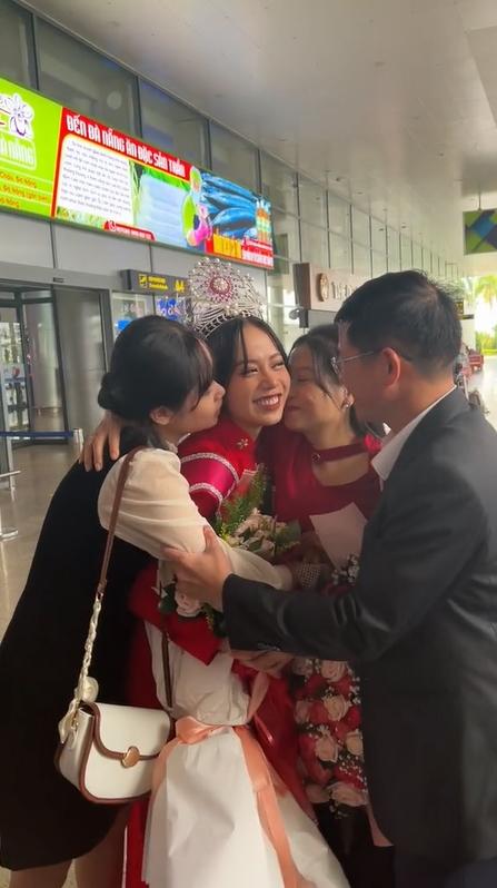 Hoa hậu Việt Nam 2022 Thanh Thủy mặc áo dài đỏ rực homecoming-2