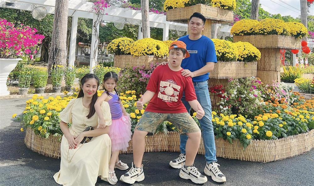 Con trai Lê Phương 10 tuổi to cao ngang người lớn-1