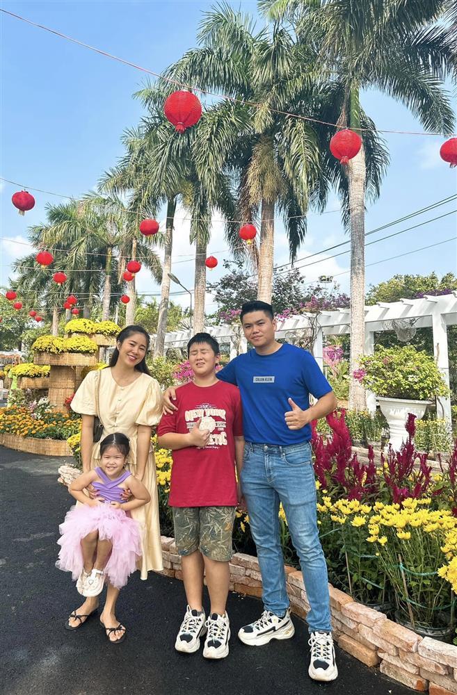 Con trai Lê Phương 10 tuổi to cao ngang người lớn-2