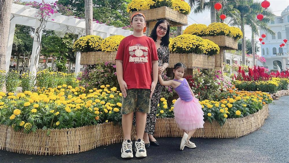 Con trai Lê Phương 10 tuổi to cao ngang người lớn-4