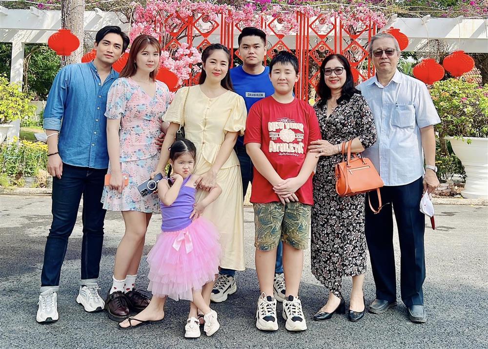 Con trai Lê Phương 10 tuổi to cao ngang người lớn-5