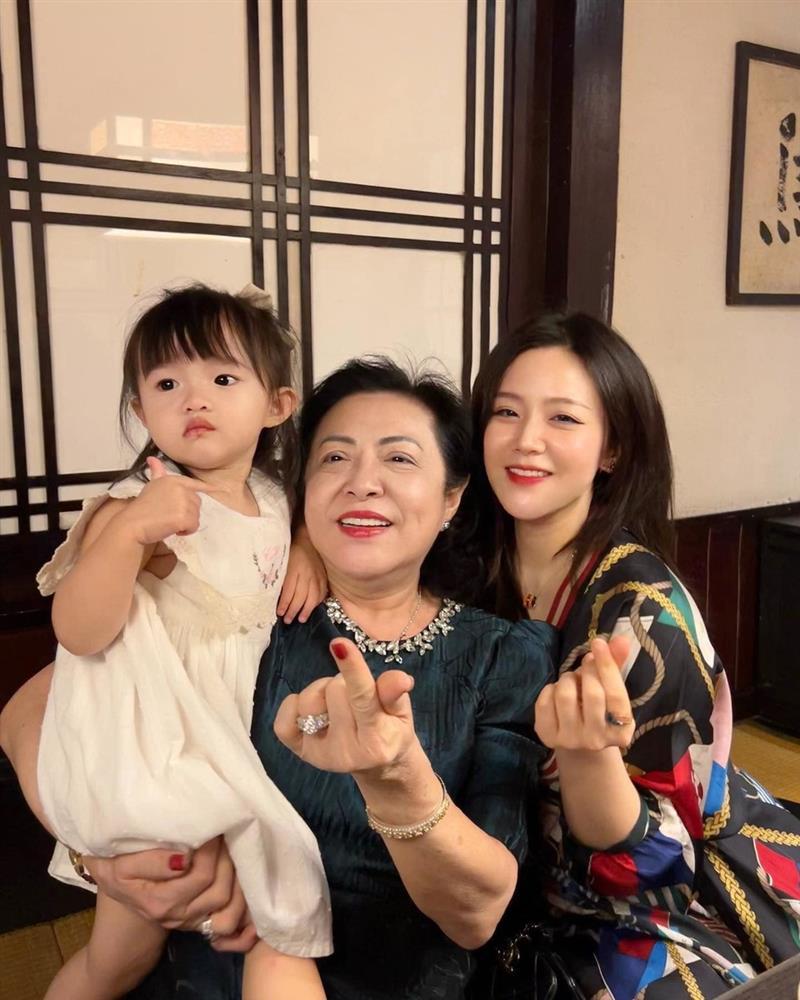 Em gái Ông Cao Thắng về Việt Nam ăn Tết, nhan sắc tuổi 34 gây sốt-1