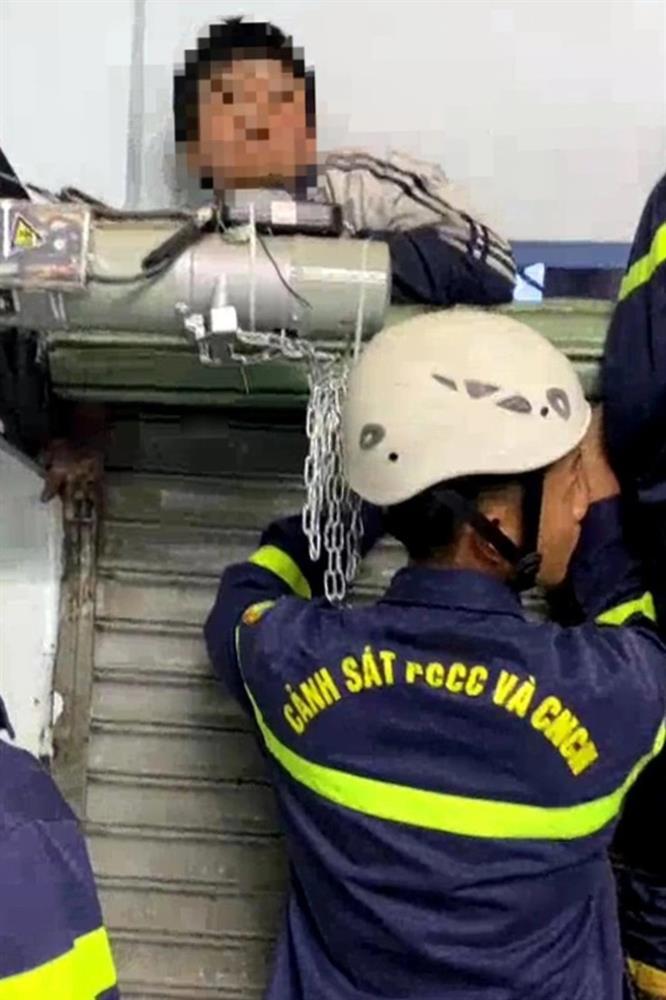 Giải cứu bé trai 11 tuổi bị kẹt tay vào cửa cuốn ở Đà Lạt-1