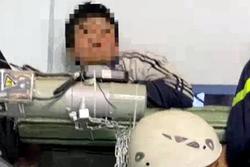 Giải cứu bé trai 11 tuổi bị kẹt tay vào cửa cuốn ở Đà Lạt
