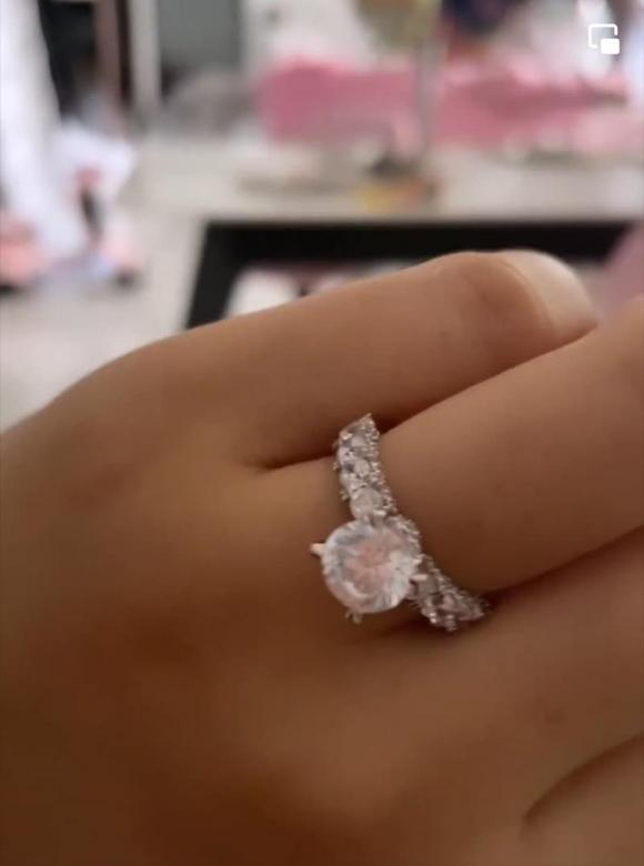 Ngọc Trinh thưởng Tết cho giúp việc hẳn nhẫn kim cương-2