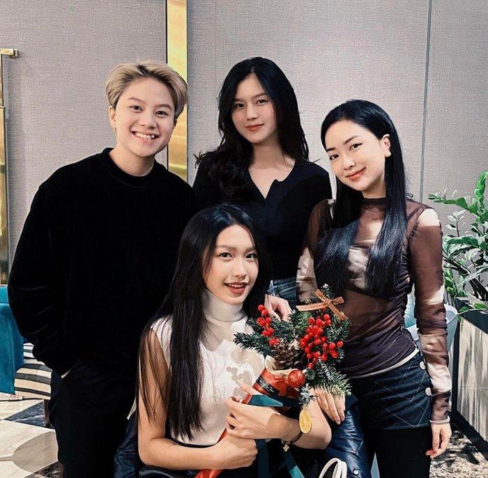 Tình chị em thân thiết của hội vợ, bạn gái dàn cầu thủ Việt-8