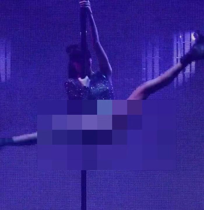 Lisa bị đào lại vũ đạo dạng chân gây nhức mắt-2