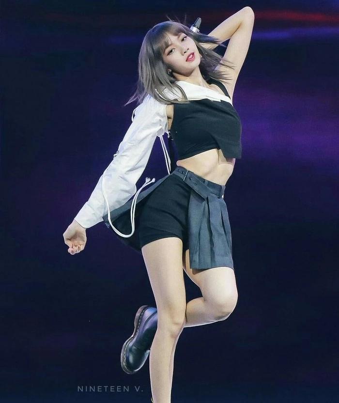 Lisa bị đào lại vũ đạo dạng chân gây nhức mắt-4