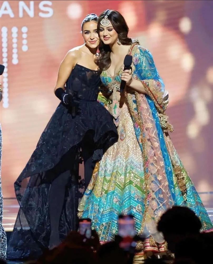 Hành động lạ lùng của Olivia Culpo khi dẫn Miss Universe 2022-3