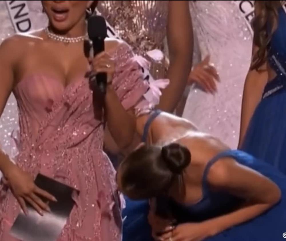 Hành động lạ lùng của Olivia Culpo khi dẫn Miss Universe 2022-4