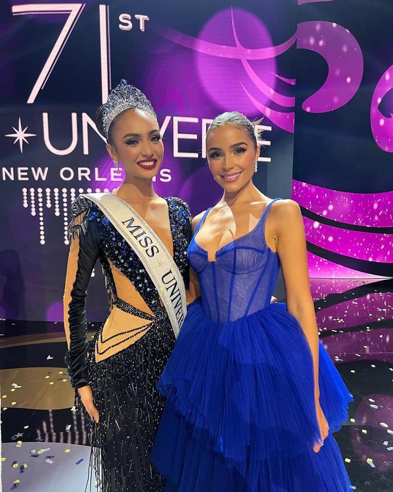 Hành động lạ lùng của Olivia Culpo khi dẫn Miss Universe 2022-13