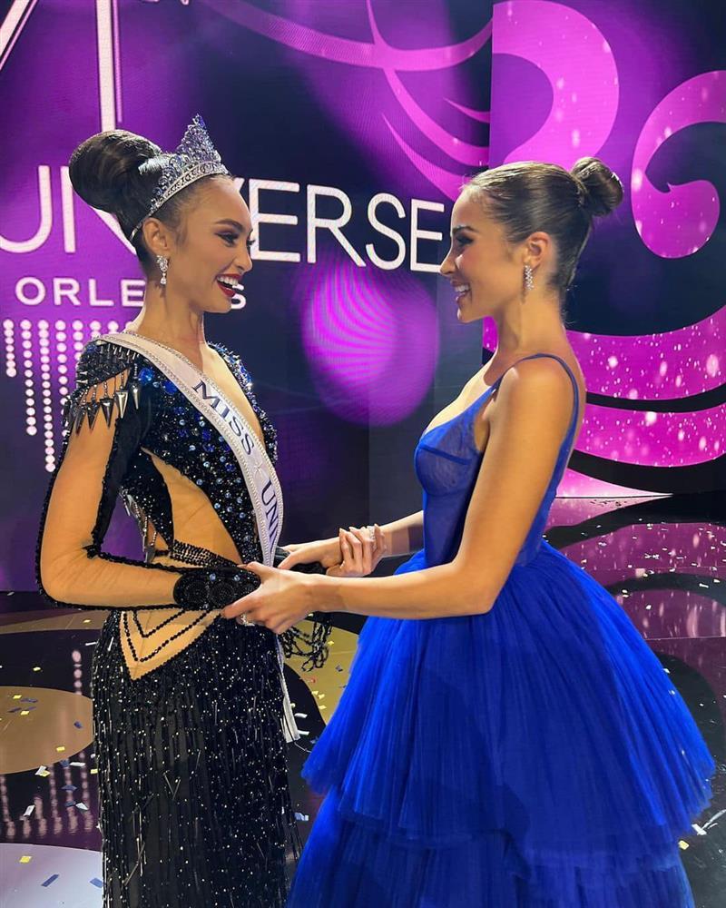Hành động lạ lùng của Olivia Culpo khi dẫn Miss Universe 2022-14