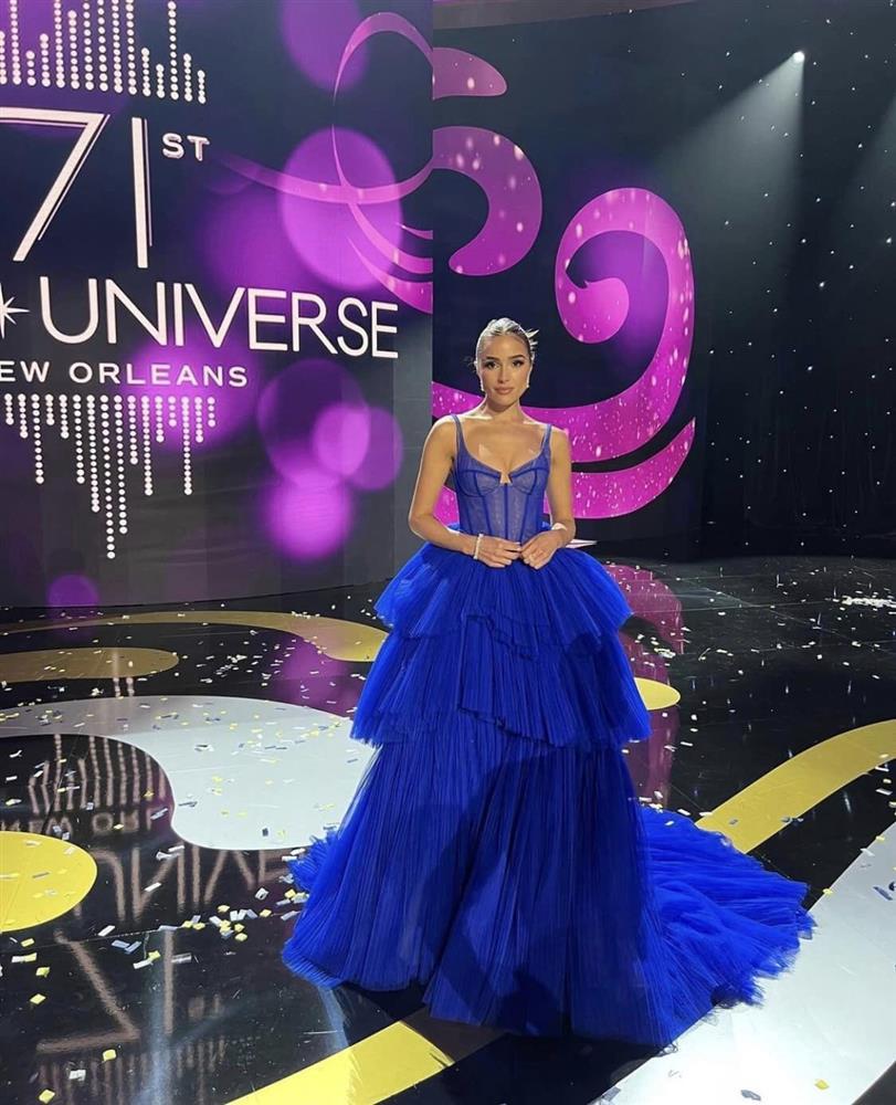 Hành động lạ lùng của Olivia Culpo khi dẫn Miss Universe 2022-11