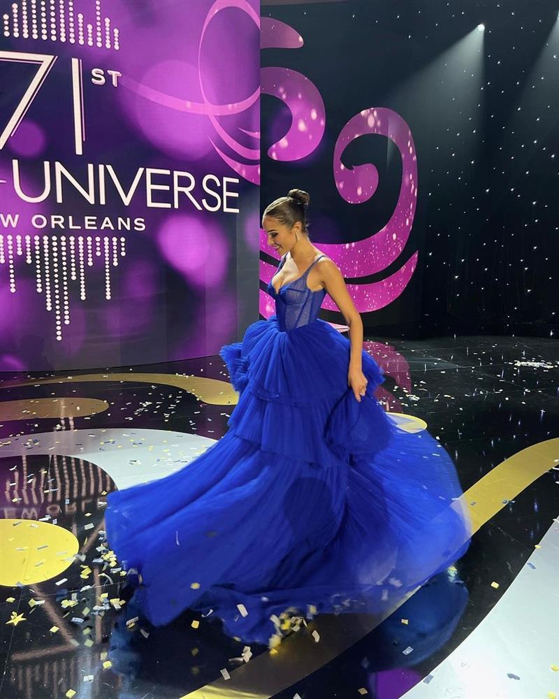 Hành động lạ lùng của Olivia Culpo khi dẫn Miss Universe 2022-12