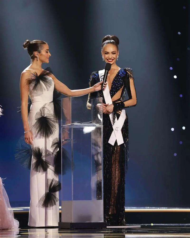 Hành động lạ lùng của Olivia Culpo khi dẫn Miss Universe 2022-8
