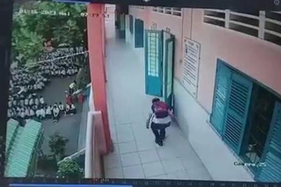 Cả trường đang chào cờ, một ông lom khom chui vào lớp... trộm tiền