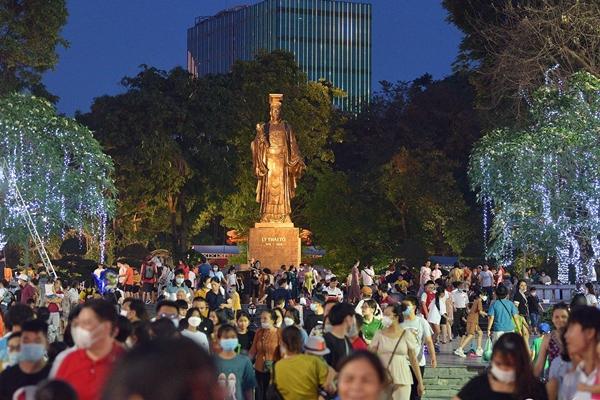 Bi hài hàng rong bị cấm kiểu bắt cóc bỏ đĩa ở phố đi bộ Nguyễn Huệ-17