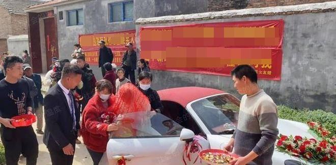 Đúng ngày rước dâu, chú rể nhận lời chúc phúc của bạn gái cũ-1