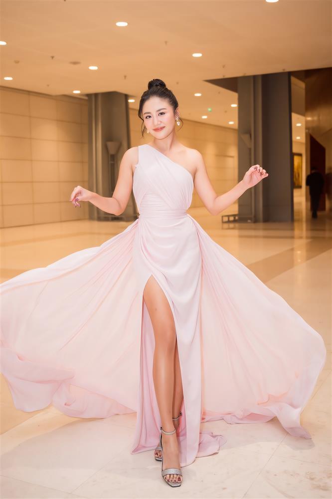 Văn Mai Hương nhảy nhót cực sung dù diện váy xẻ cao hiểm hóc-4
