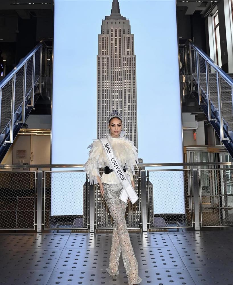 Tân Miss Universe 2022 mặc trang phục tái chế vẫn sang hết nấc-1