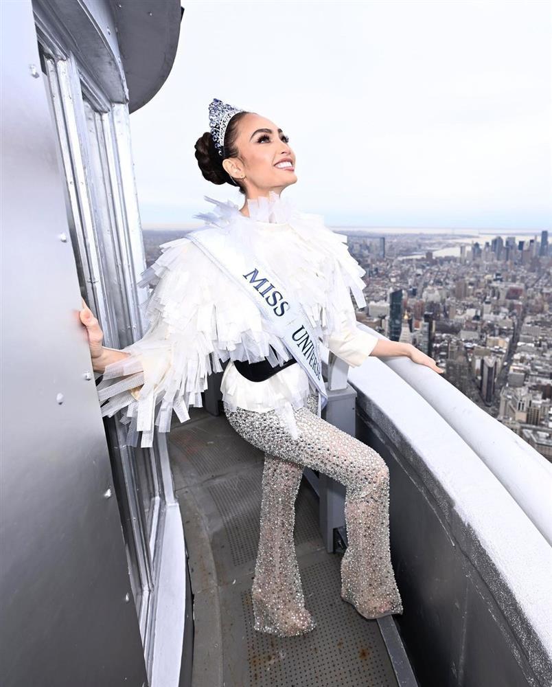Tân Miss Universe 2022 mặc trang phục tái chế vẫn sang hết nấc-4