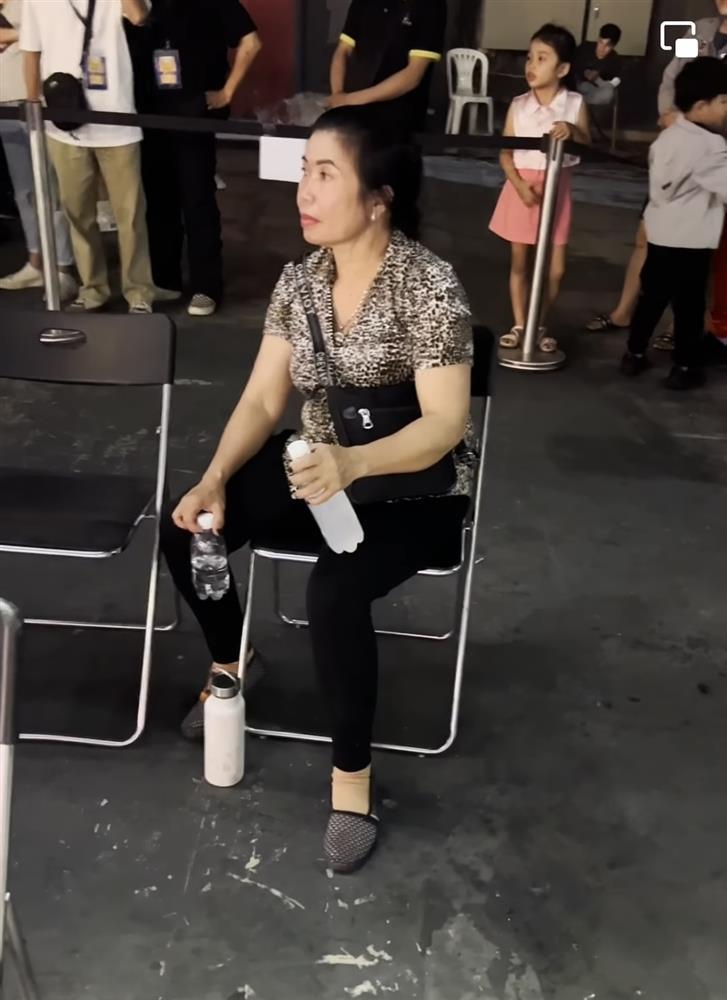 Mẹ Lê Dương Bảo Lâm bị xua đuổi vì ăn mặc xuề xòa như bán vé số-10