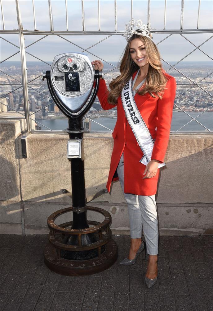 Tân Miss Universe 2022 mặc trang phục tái chế vẫn sang hết nấc-12