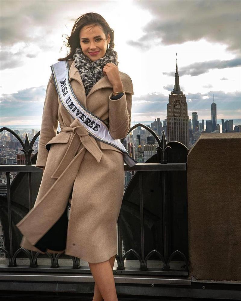 Tân Miss Universe 2022 mặc trang phục tái chế vẫn sang hết nấc-11