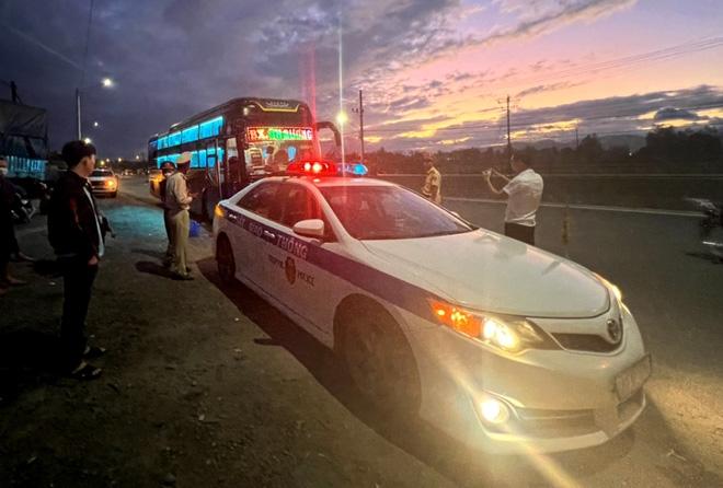 Xe nhồi quá khách tông CSGT, tài xế còn livestream kêu oan-1