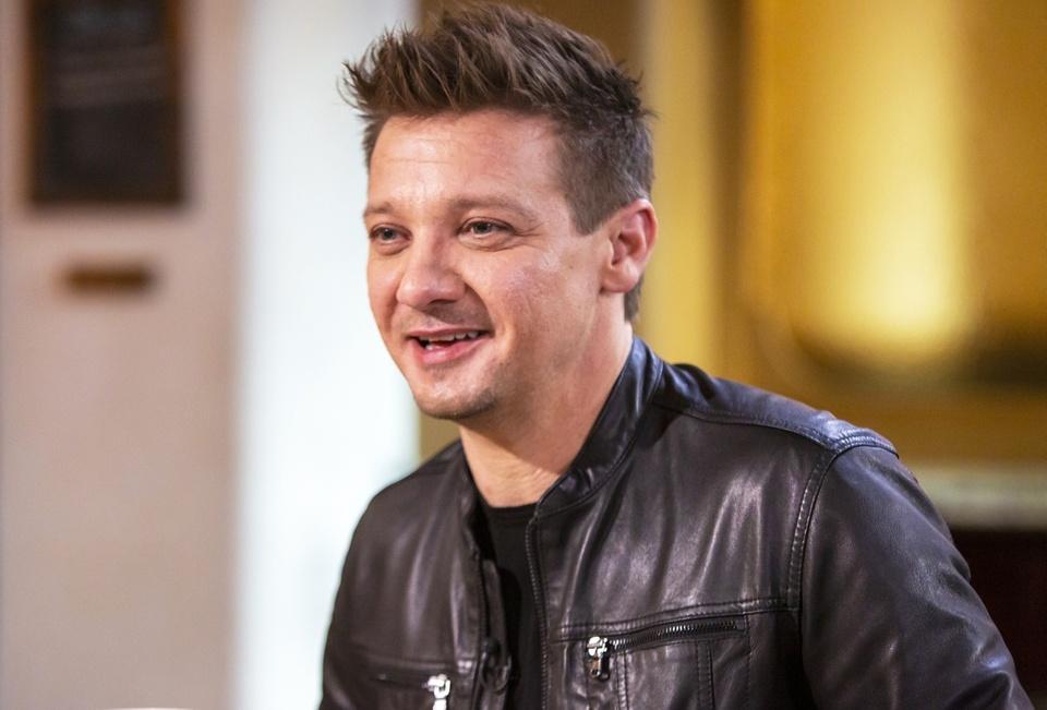 Jeremy Renner xuất viện-1