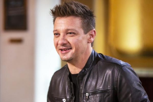 Jeremy Renner tập đi bằng máy chân không sau khi bị gãy... 30 chiếc xương-2
