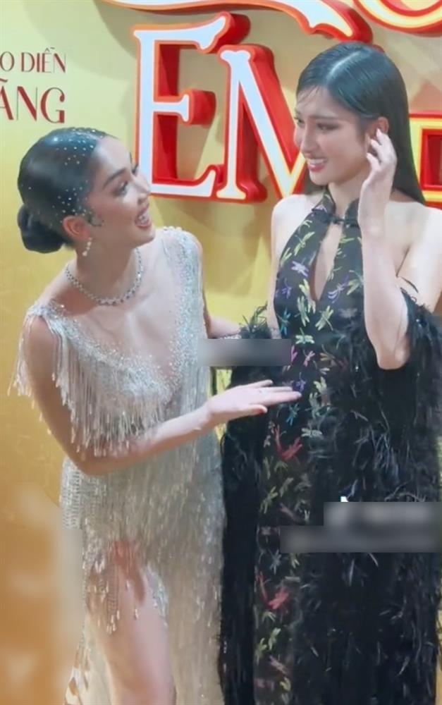 Ngọc Trinh đứng 1 mình không ai bằng, chụp cùng hoa hậu là lép vế-6