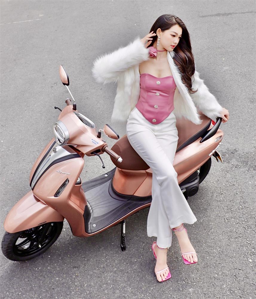 Bé Quyên diện cây hồng xuống phố, xinh như búp bê-2