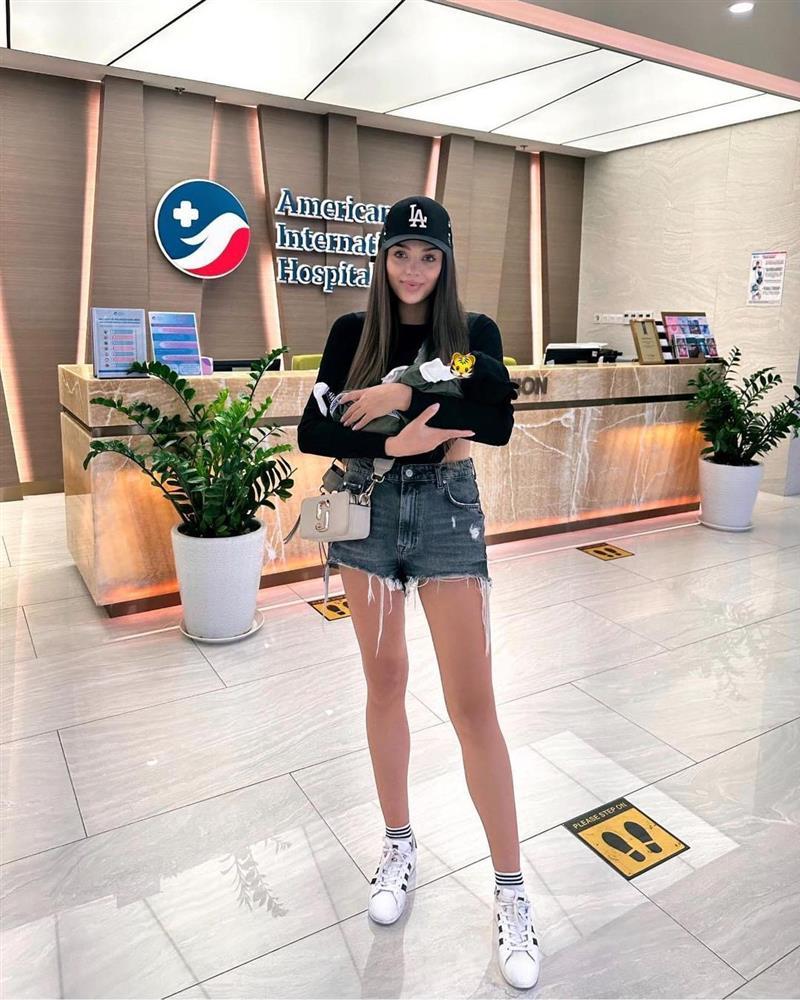 Vợ Tây Bùi Tiến Dũng ngày càng hở bạo hơn từ sau khi sinh con-6