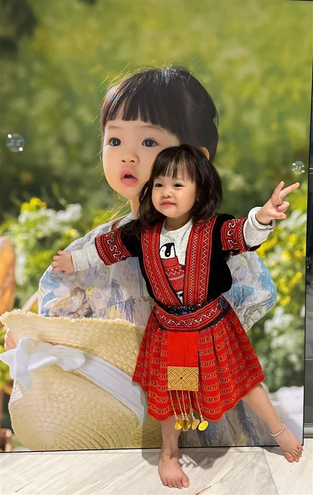 Ái nữ Cường Đô La mặc trang phục dân tộc, mẹ nhìn chịu thua-3