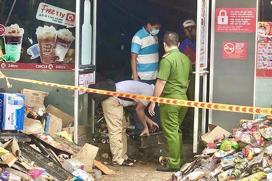 Nhân chứng kể thời khắc kinh hoàng khi cửa hàng ở quận 4 đổ sập