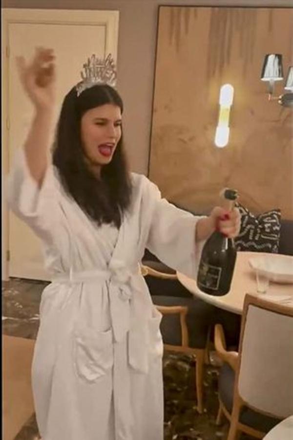 Mở tiệc hậu ly hôn, người phụ nữ nhận lời chúc từ nhân vật đặc biệt-4