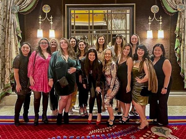 Mở tiệc hậu ly hôn, người phụ nữ nhận lời chúc từ nhân vật đặc biệt-8