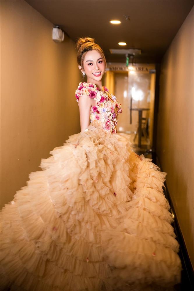 Lương Mỹ Kỳ xin nhường cơ hội Miss International Queen 2023-4