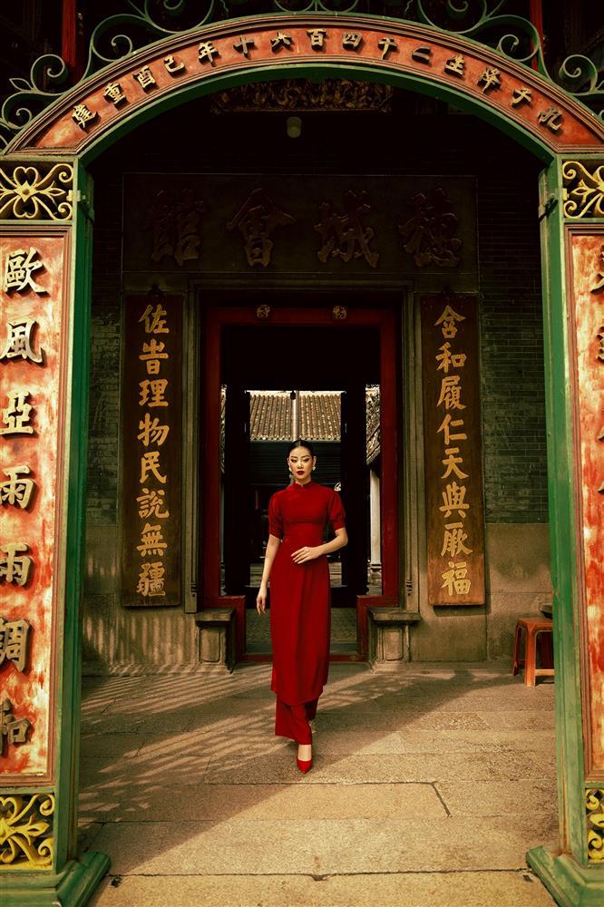 Khánh Vân và những lần diện áo dài không hổ 3 lần thắng giải-6